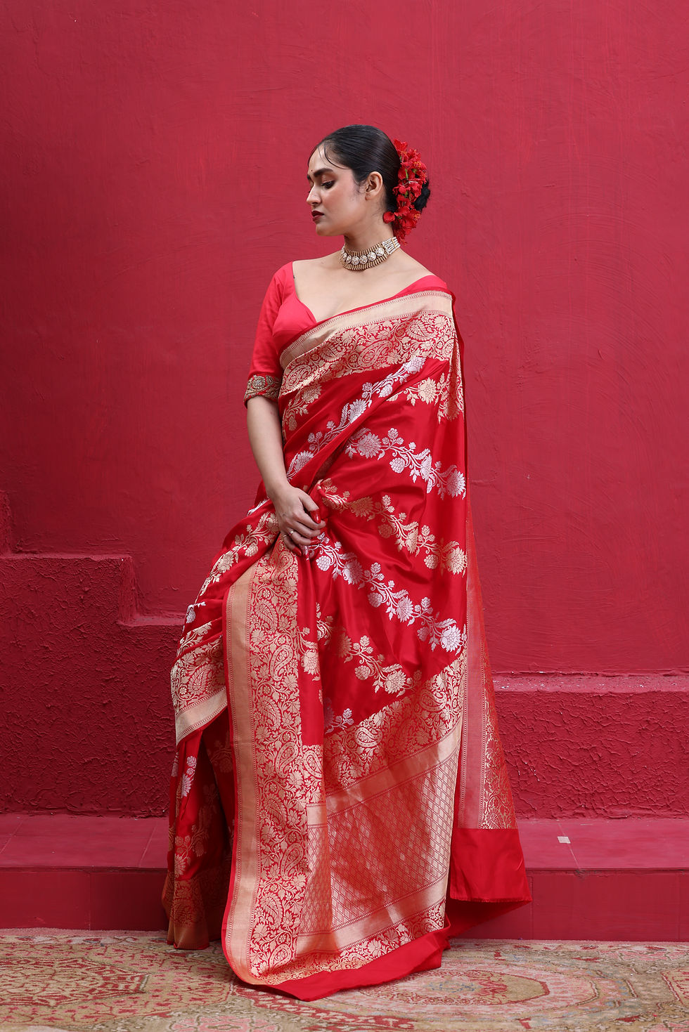 थंबनेल: Regal silhouette of the Sujatam Leheriya Banarasi Saree highlighting the Gold and Silver luster-side view