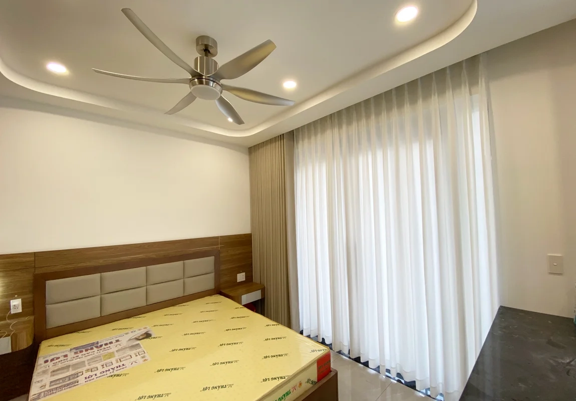 Thi công rèm vải thẳng sóng đổ đẹp 