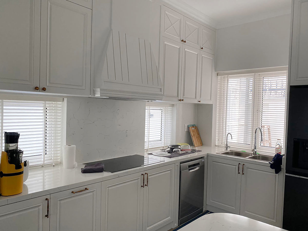 Rèm sáo nhôm cửa sổ bếp cho không gian gia đình