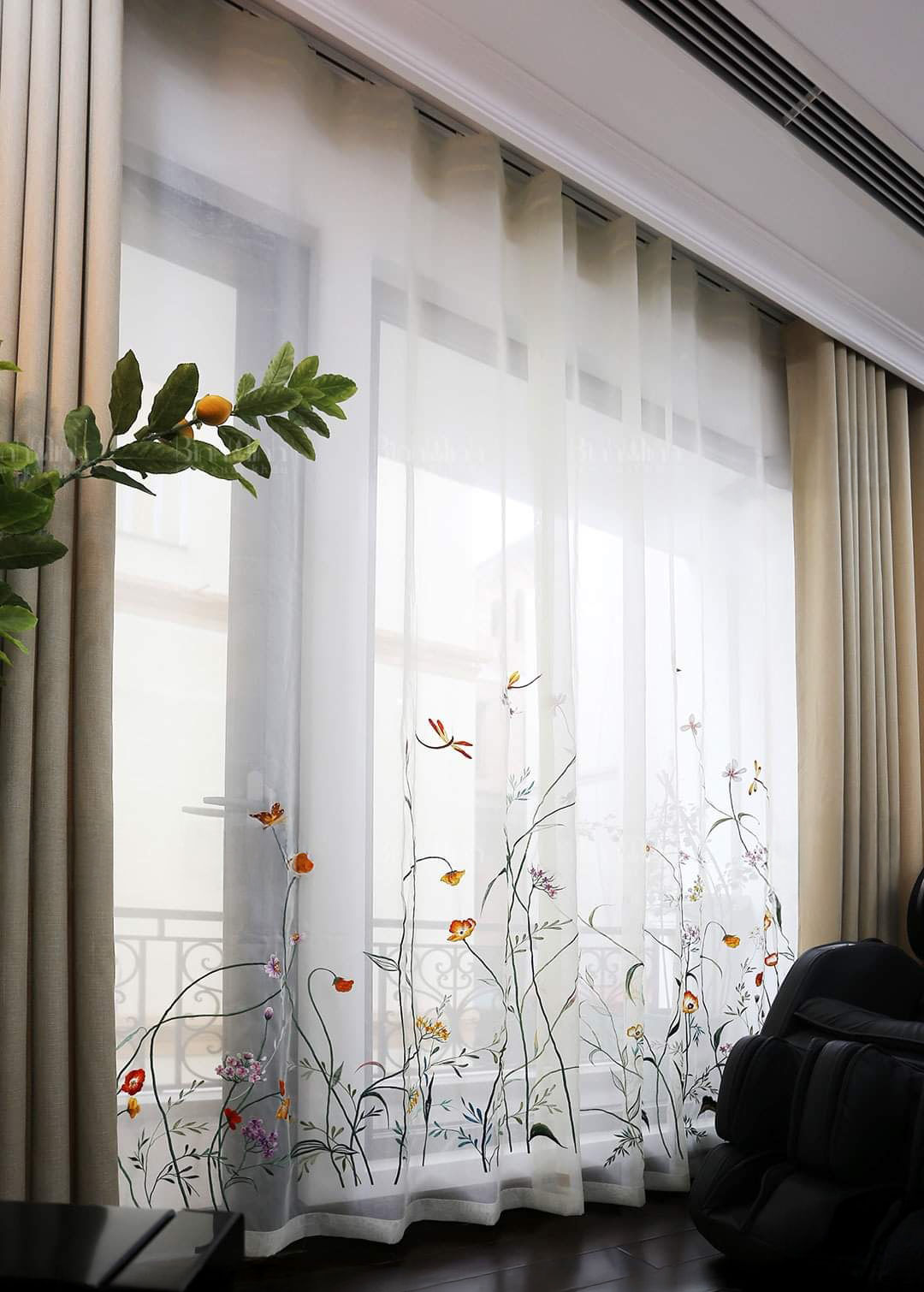 Rèm voan thêu họa tiết cho gia đình