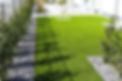 Jardin de cas con pasto sintético