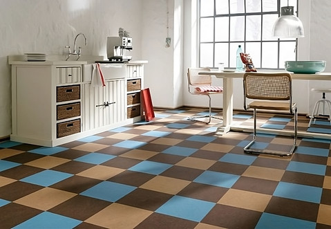 Habitación de trabajo con piso de loseta vinílica de colores azul, café y beige