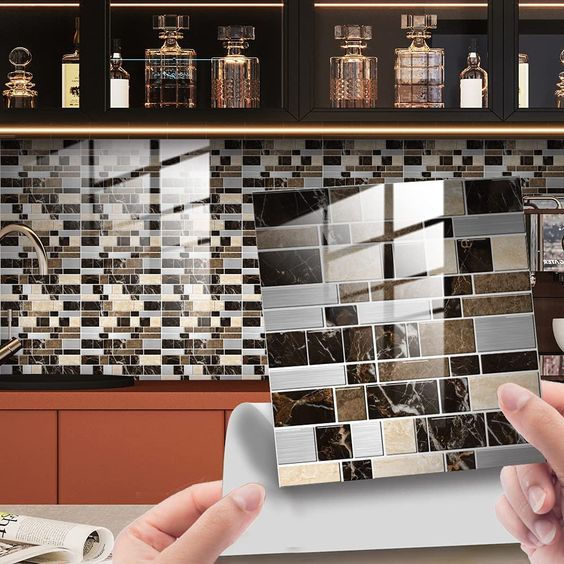 muestra de panel metálico autoadherible con muestra de aplicación en muro de cocina