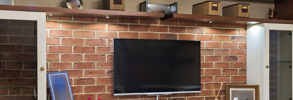 muro de sala recubierto con panel decorativo autoadherible