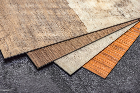 Catálogo con muestras de piso vinílico tipo madera