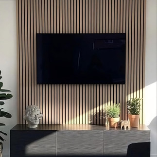 Pantalla con fondo de muro decorado con lambrin sintético