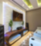 Decoración de sala moderna con plafón y muro de panel decorativo 3D y pantalla con iluminación led indirecta