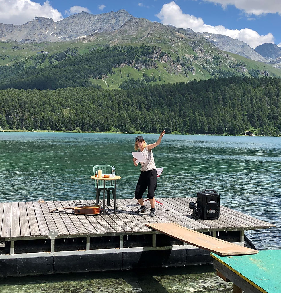 Lara Stoll auf dem Floss