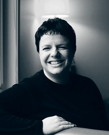 Portrait of psychologist Isabela Zanini, offering professional therapy and psychotherapy services.