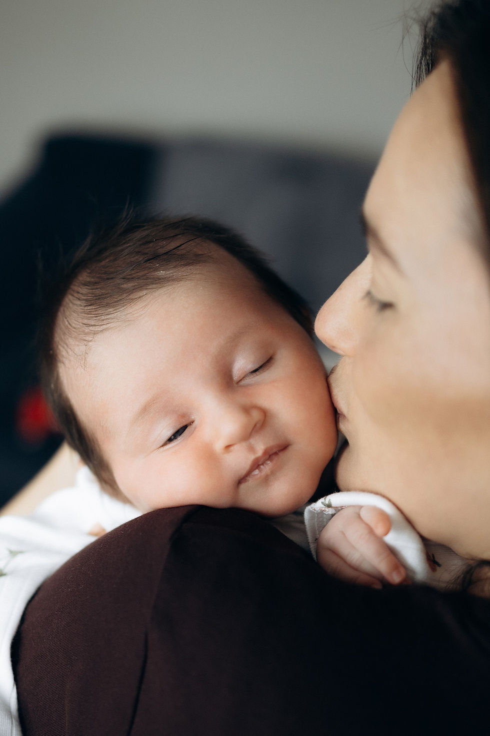 Newborn - mum kiss