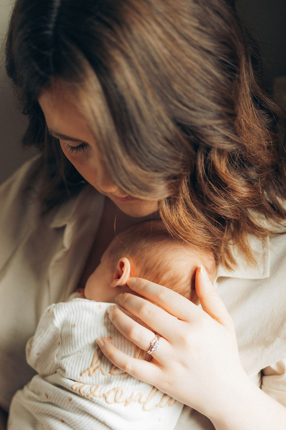 Newborn - hero - mum cuddle
