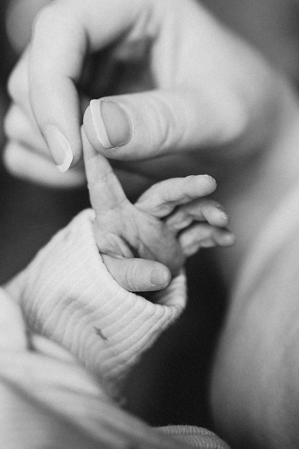 Newborn - tiny hand bw