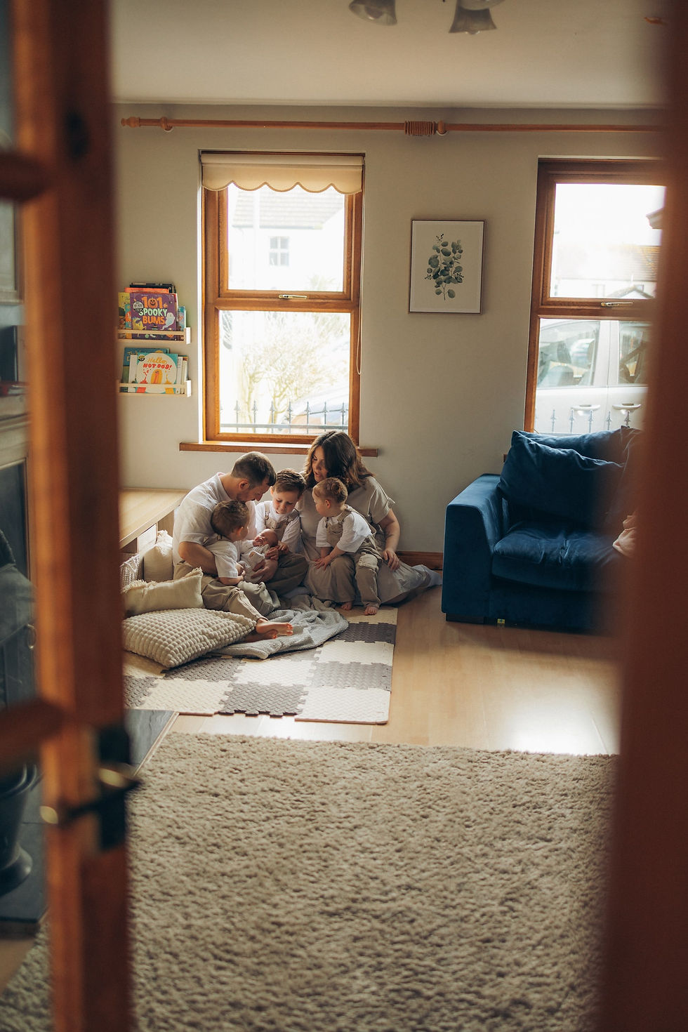 Newborn - family at home wide