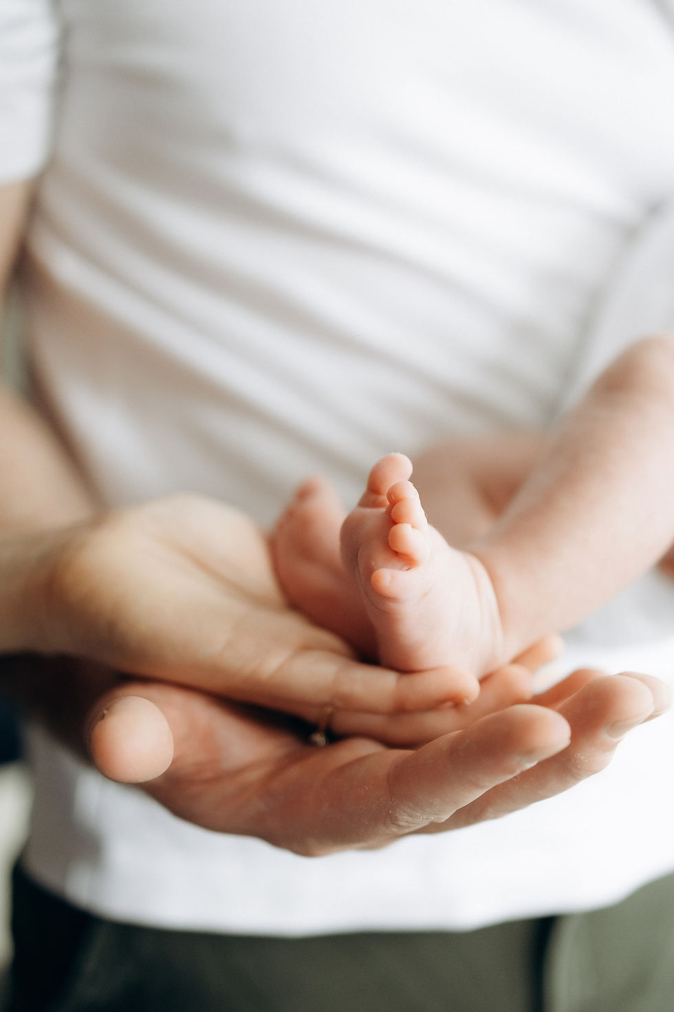 Newborn - feet in dads hands