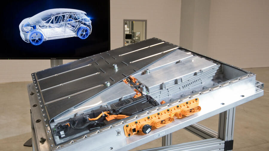 Batteriezellen für Elektroautos Ein MEB Batteriesystem eines Elektroautos Volkswagen ID.3 im VW Werk Salzgitter.