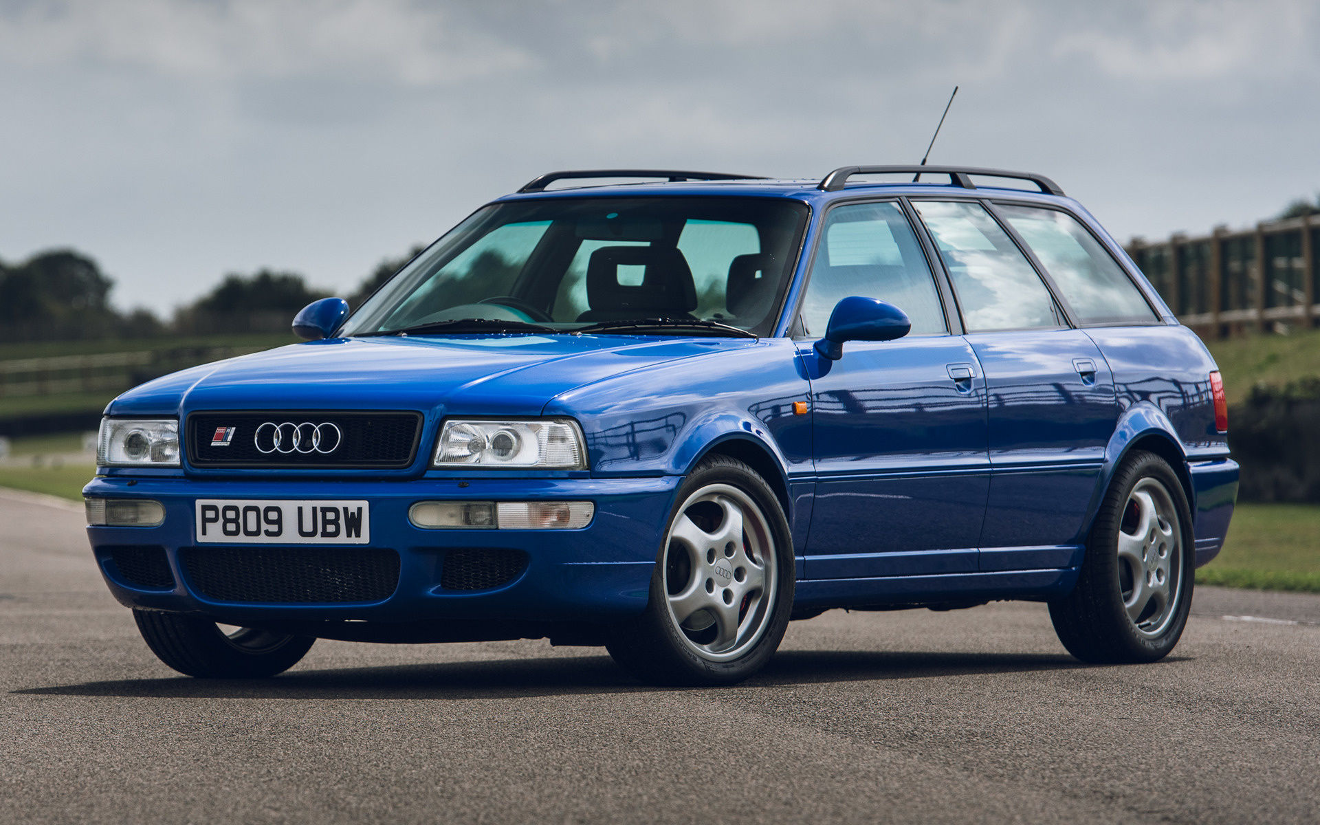 Carequest Sàrl car broker Switzerland, Audi RS2 in Nogaro Blue