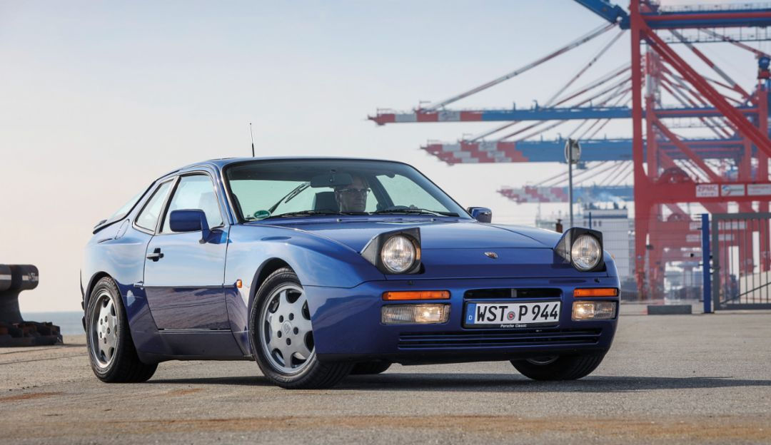 Carequest Sàrl courtier automobile Suisse, photo de trois quarts avant d'une Porsche 944 S2 bleue