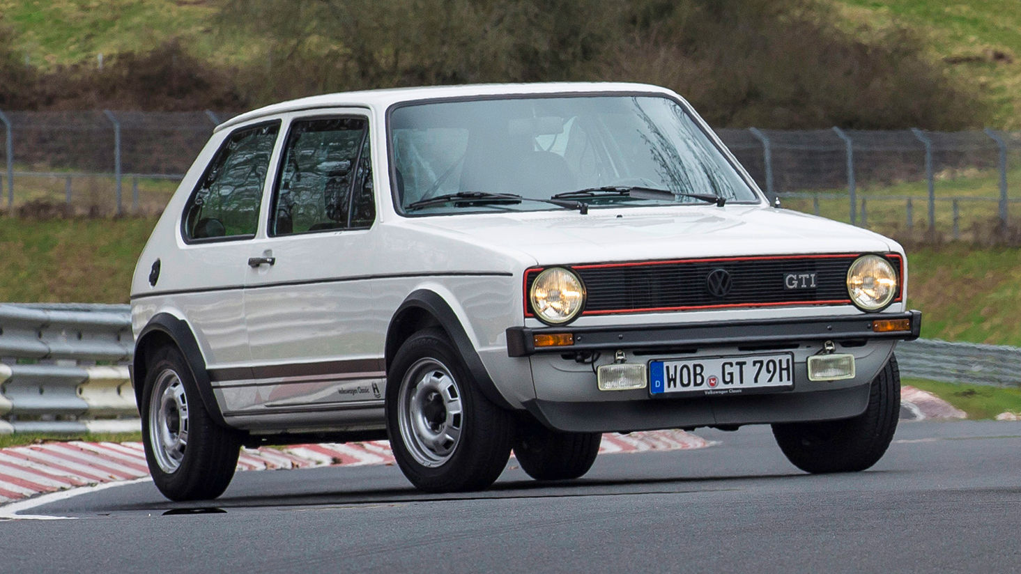 Carequest Sàrl courtier automobile Suisse, photo de trois quarts avant d'une VW Golf GTI Mk1 blanche