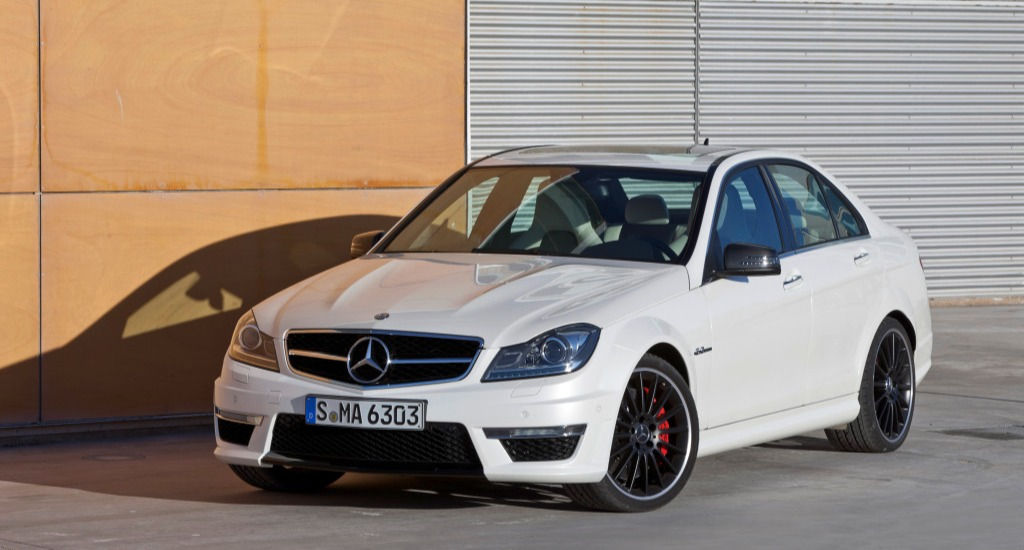 Carequest Sàrl courtier automobile Suisse, photo de trois quarts avant d'une AMG Mercedes-Benz C63 W204 blanche