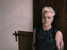 Andy Bell, voz do Erasure, volta ao Brasil em janeiro de 2026 com turnê celebrativa