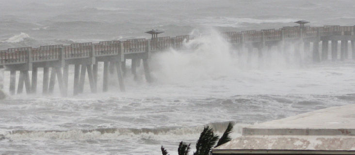New pier holding strong against Hurricane IAn during HIGH TIDE