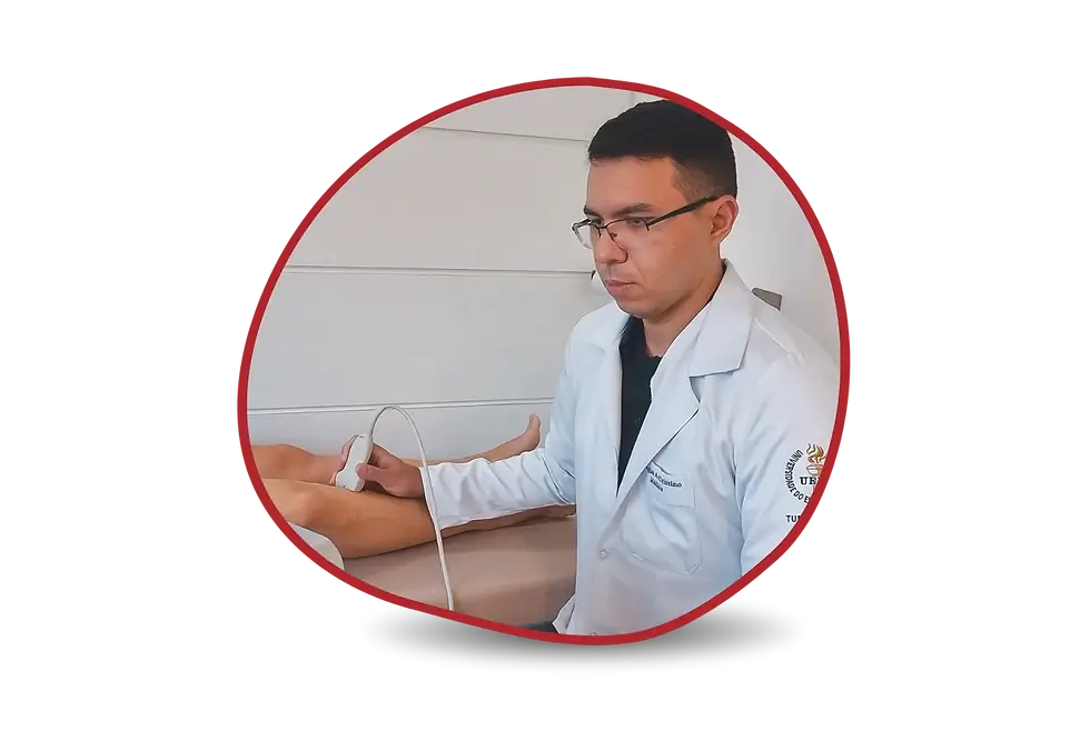 Dr. Douglas Cristino realizando atendimento em seu consultório.
