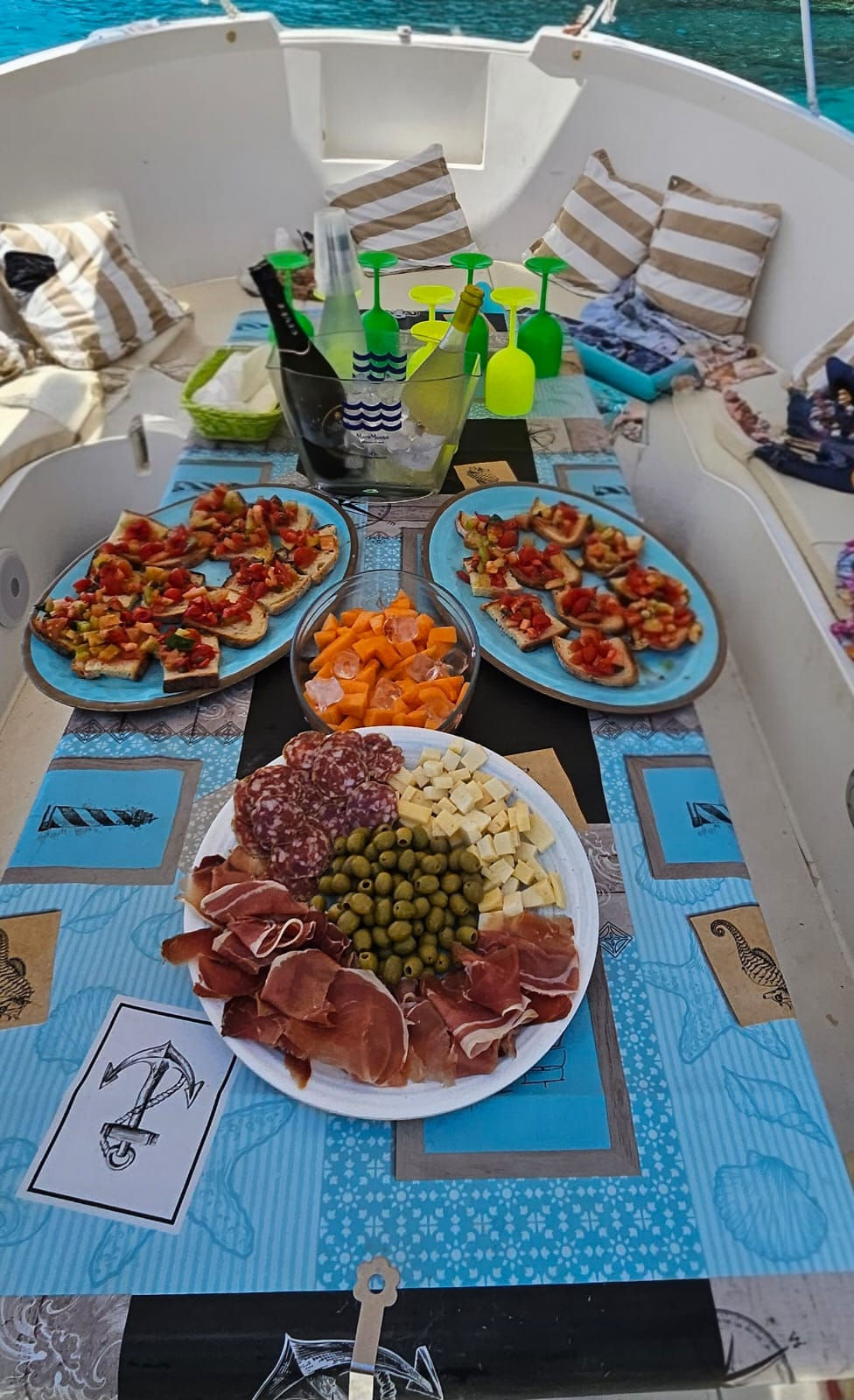 Aperitivo a bordo di una barca con salumi, olive e bruschette