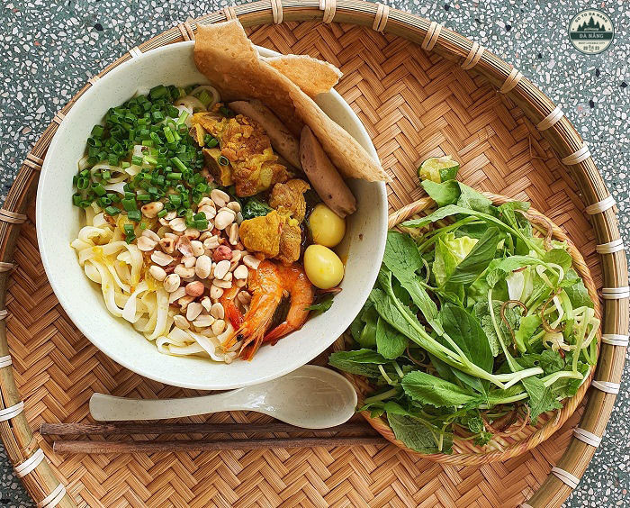 mì Quảng cùng với đậu phộng, trứng cút, hành, rau sống