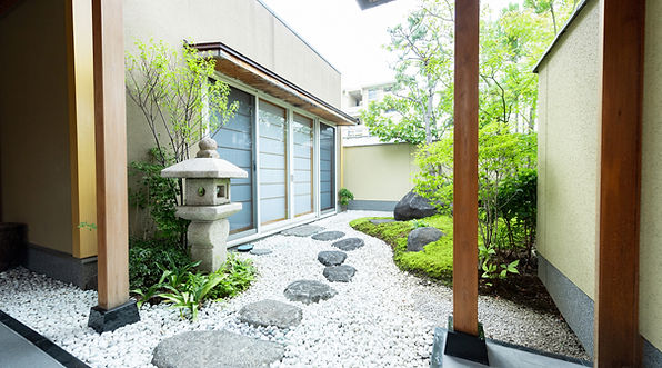 自然石がある庭