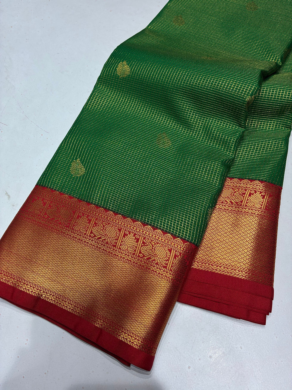 Thumbnail: vairaoosi leaf  - Green  red