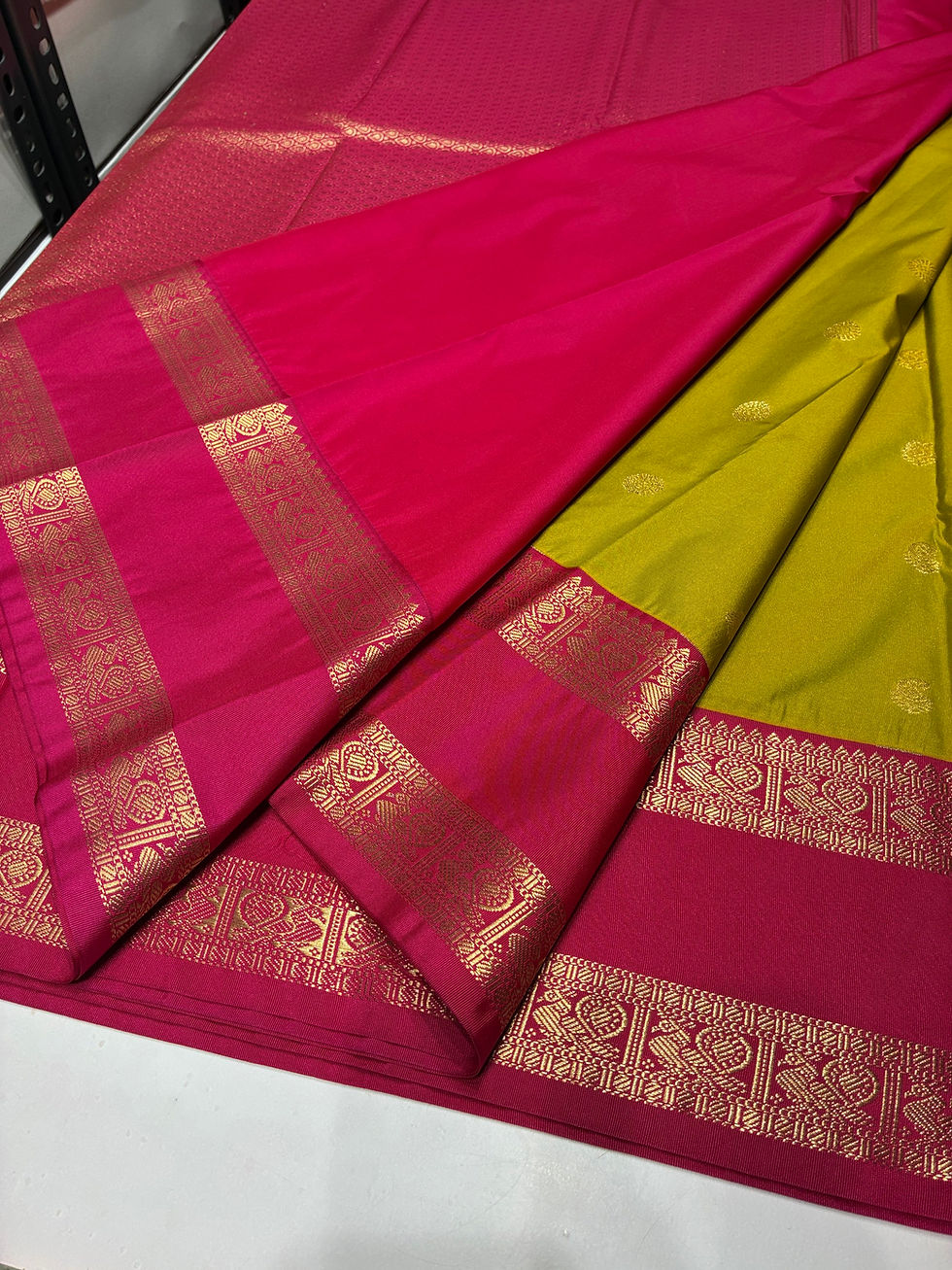 Thumbnail: Mehandi Pink rettapet border