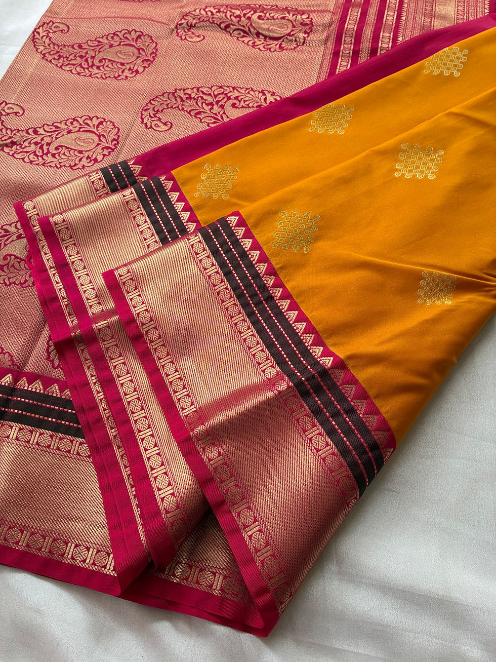 Thumbnail: Kolam - Manjal Roja