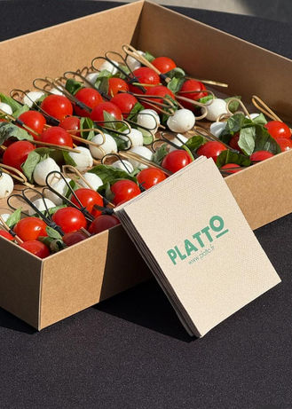 Platto de brochettes mozzarella, tomates, basilic, fraîches pour vos évenements professionnels et particuliers