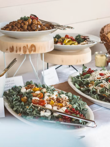 Cocktail de mariage à Lyon, table grazing Platto avec produits frais et locaux