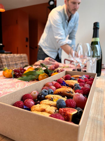 Chef traiteur Platto dressant un plateau de fruits frais, une prestation traiteur sur-mesure pour vos événements à Lyon