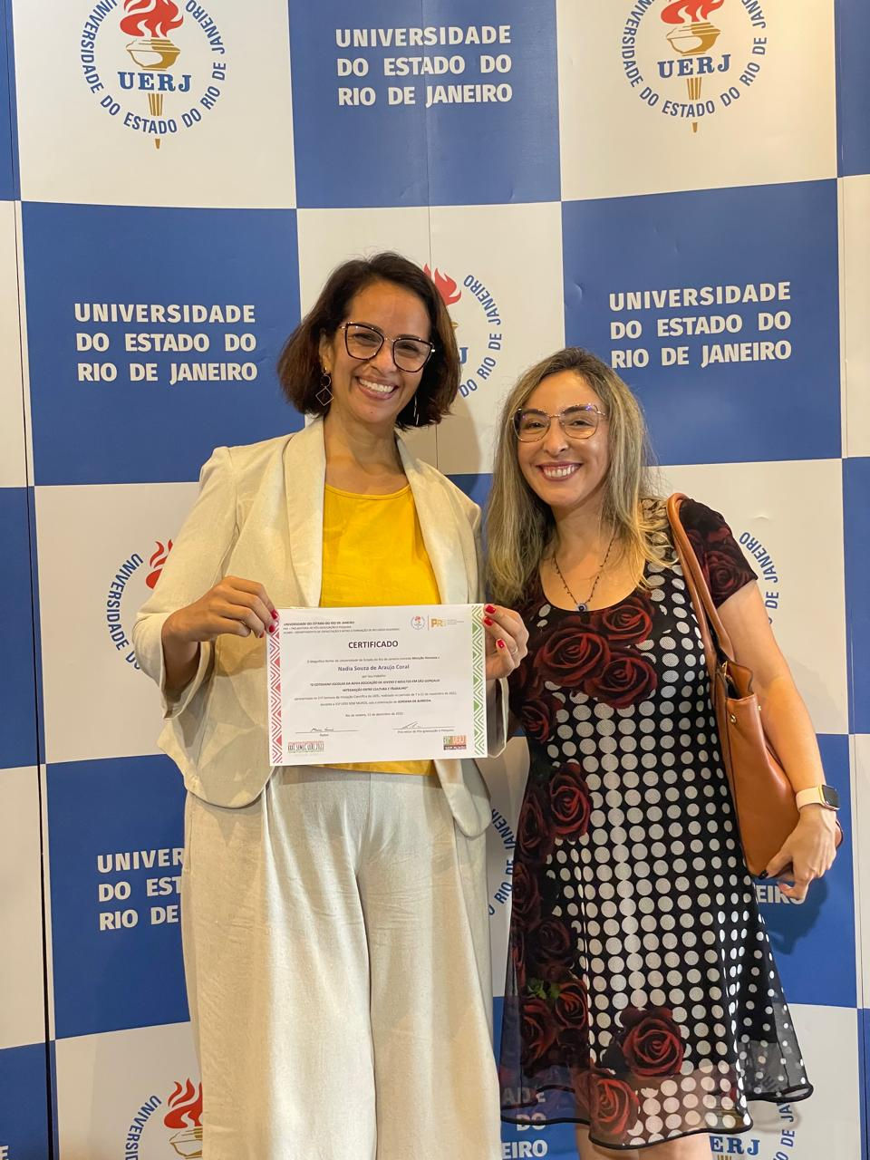 Nádia Souza de Araujo Coral (bolsista de Iniciação Científica) recebeu menção honrosa na Cerimônia d