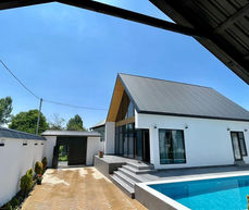 Qebele seher Qəbələnd Əyləncə mərkəzi yaxınlığında yerləşir,  2 yataq  otagi,  7 neferlik tam yataq. Bütün otaqalarda Kondisioner vardir
1 hamam ws, 
3 sot heyet