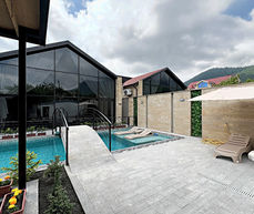 Qəbələ şəhər mərkəzinə yaxın yerləşən günlük kirayə ev təqdim olunur.

🏡 3 yataq otağı
🛏 3 ədəd iki nəfərlik taxt
🛌 3 ədəd tək çarpayı
👨‍👩‍👧‍👦 9 nəfər tam rahat şəkildə qala bilər
🚿 3 sanitar qovşağı (WS)
♨️ İsti basseyn

Evdə rahat istirahət üçün lazım olan demək olar ki, hər bir şərait mövcuddur.