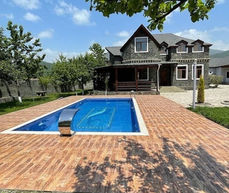 Qəbələ şəhər Vəndam qəsəbəsində, 4 yataq otağı, 8-10 nəfərlik yatacagi, wifi mangal simovar, bestka, yellencek, Sauna, kombi sistemi
2 hamam ws