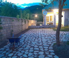 Qebele seher,  Vendam qəsəbəsinden gelen yolda,  yerləşir,  2 yataq otagi,  2 taxt yataq,
1 qonaq otağı,  bir divan , tv, wifi mangal simovar istilik kombi sistemidir,  istipoldur,
Evde kamin var, odun (agac ile yanan) 
Mətbəxinde herbir lazimli avadlaigi var, mangal simovar ve s.