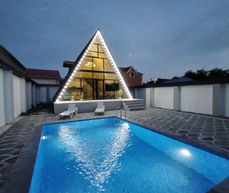 Qebele r, Qebelende yaxin,
Mirzə Fətəli Axundov k yerləşir
2 yataq otagi
1 ws
4 neferlik tam yataq,
Wifi mangal simovar Kondisioner bestka Istlik kombi sistemidir
Isti hovuzudur