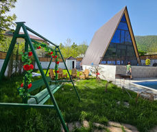 Qebele seher Qəbələnd Əyləncə mərkəzi yaxınlığında yerləşir 
3 yataq otagi 
1 hamam ws
Isti baseyin (istekden asldir)
Wifi Mangal simovar Kondisioner yelləncək  ve lazim olan avadanlıqlar ile təchiz olunmuşdur 