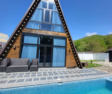 

**Günlük Kirayə: Dag Mənzərəli Geniş və Rahat Ev**

Gözəl təbiət mənzərəsi ilə əhatə olunmuş bu ev, sizin və yaxınlarınızın rahatlıqla istirahət etməsi üçün idealdır. 4 geniş yataq otağı ilə 11 nəfərə qədər qonaq qəbul edə bilərsiniz. 

**Evin xüsusiyyətləri:**
- **Mənzərə:** Muhteşem dag mənzərəsi, hər anı daha da unudulmaz edəcək.
- **Genişlik:** 4 yataq otağı, geniş qonaq otağı və tam təchiz olunmuş mətbəx.
- **Rahatlıq:** 11 nəfərin rahatlıqla yerləşə biləcəyi geniş yaşayış sahəsi.
- **Təbiət:** Ev təbiətin qoynunda yerləşir, stress və yorğunluğunuzu atmaq üçün ideal yerdir.

**Qiymət və Əlavə Məlumat:**
- **Günlük Kirayə Qiyməti:** [300]
Qisda da 40% endirim edebilerik

Ailəniz və dostlarınızla unudulmaz anlar yaşamaq üçün bu gözəl evi kirayələmək üçün bizimlə əlaqə saxlayın!

-