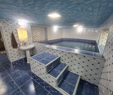 SAUNA, Isti Baseyin,
Qebele seher merkezinde yerləşir,
6 yataq otagi
1 ci  1 taxt
2 ci 1 taxt
3 cü 1 taxt 
4 cü  3 tek
5 ci   2 tek
13 neferlik yataq,
Wifi mangal simovar Kondisioner bestka, isti baseyin (30
derece) , sauna
Yellecek ve lazi.olan hersey var.