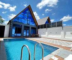 Qebele seher Qəbələnd Əyləncə mərkəzi yaxınlığında yerləşir,
3 yataq otagi
6 neferlik tam yataq, wifi Mangal simovar Kondisioner ,
2 hamam ws
Hovuz yay aylarinisleyir
(iyun-sentyabr)