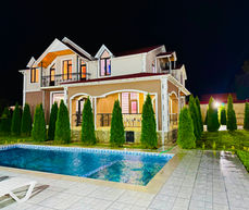 🏡 QƏBƏLƏ – VƏNDAM QƏSƏBƏSİNDƏ LÜKS VİLLA

📍 Ünvan: Qəbələ rayonu, Vəndam qəsəbəsi. Magistral yolun kənarında, 17 sot torpaq sahəsində yerləşir. Villanın hər tərəfindən möhtəşəm dağ mənzərəsi açılır.

📐 Villa: 350 m²

✨ Villa haqqında:

🛏️ 4 yataq otağı
🛌 2 taxt + 6 tək yataq + 1 əlavə yataq
❄️ Bütün yataq otaqlarında kondisioner
📺 2 yataq otağında TV
🛋️ Çox geniş zal
📺 75 ekran Smart TV
❄️ Zal kondisionerlə təchiz olunub
🍳 Geniş studio mətbəx
🚿 3 sanitar qovşaq
🚗 1 avtomobil üçün qaraj

🌿 12 nəfərlik geniş besetka – birbaşa mətbəxdən çıxışı var
🌄 İkinci mərtəbədə böyük terras

🏊 9 × 4 metr ölçüdə hovuz
👨‍👩‍👧‍👦 Böyüklər və uşaqlar üçün uyğun hovuz
🚿 Hovuz kənarında duş hissəsi
🚽 Həyətdə əlavə sanitar qovşaq

🔥 Manqal zonası:
• Manqal
• Samovar
• Sac
• Setka

🚗 Həyətdə 4–5 avtomobil üçün geniş parkinq sahəsi

🌳 Çox geniş yaşıllıq ərazi
🍎 Meyvə ağacları
🌿 Dekorativ ağaclar

📶 Optik internet
💧 Daimi su
🔥 Daimi qaz
💡 Daimi işıq

🛒 Villanın tam yaxınlığında market və restoranlar yerləşir.

✨ Geniş həyəti, böyük hovuzu, dağ mənzərəsi və tam infrastrukturu ilə ailəvi istirahət və böyük qruplar üçün ideal seçimdir.