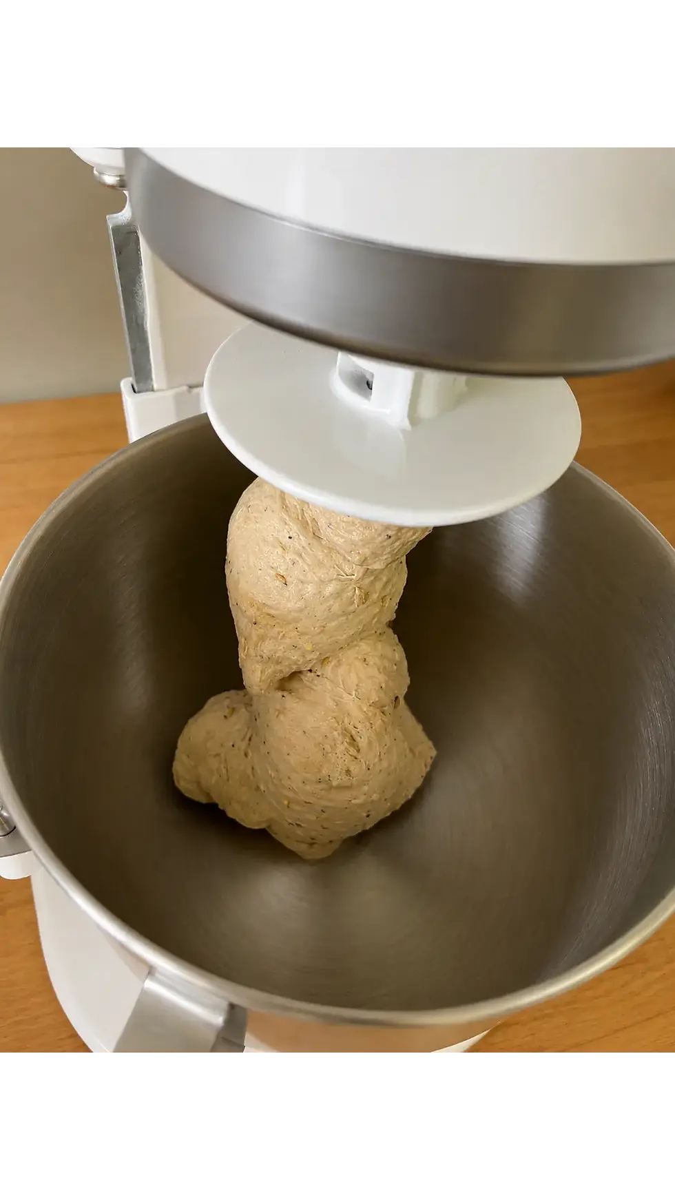 pétrissage d'une pâte à pain avec farine au son