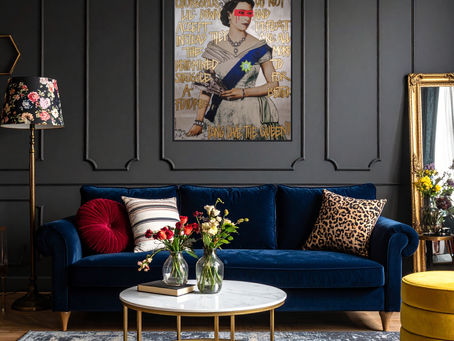 Jimmie Martin sanatının merkezde olduğu, koyu antrasit duvarlı, lacivert kadife koltuklu ve gold detaylı lüks ve dramatik salon tasarımı.