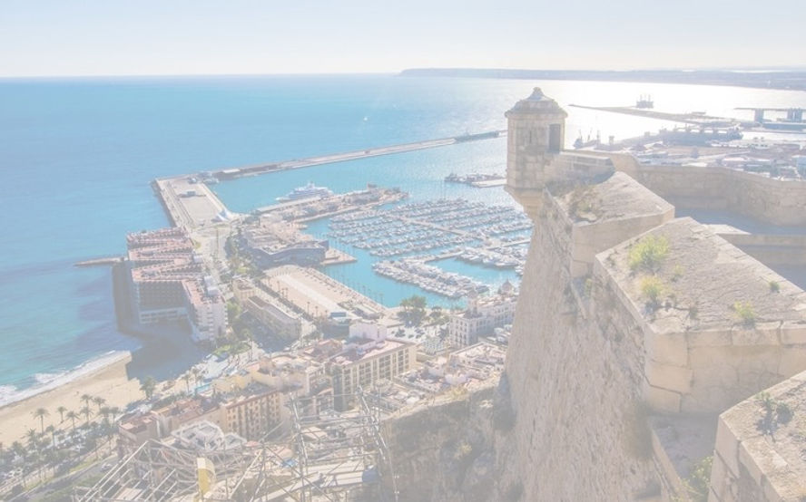 Vue aérienne sur le port d’Alicante et le château de Santa Bárbara