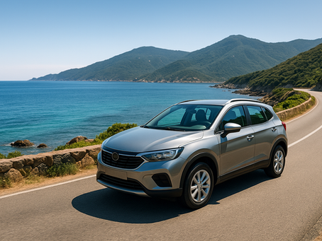 Voiture de location sur la route en bord de mer à Ajaccio, Corse